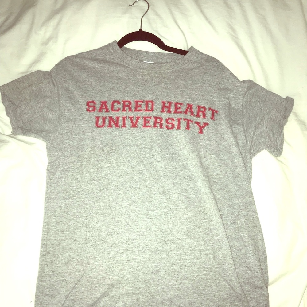 Sacred Heart University Gildan T-Shirt Size M
